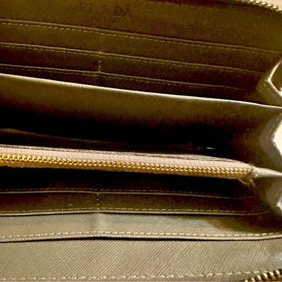 Prada Safianno wallet with 3 compartments. GUC - Picture 4 of 10